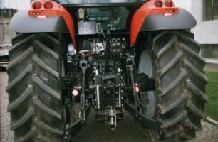 Fotografie: Traktor, Antriebs- und Anbausystem, Dreipunktaufhängung, Untenanhängung, Zugmaul, Zugpendel