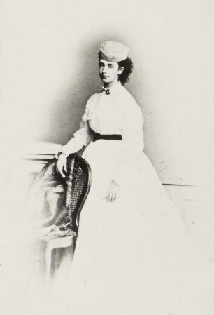 Porträt Clara Finster (geb. Domsch, nachgewiesen um 1865/1870; Solotänzerin). Albuminabzug auf Karton (Carte-de-visite mit Atelieraufdruck verso)
