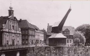 Lüneburg. Am alten Kran oberhalb der Ilmenau (ehemaliger Ilmenau-Hafen). Links Giebel vom Alten Kaufhaus oder Heringshaus (15. Jahrhundert, 1741/1745), Kaufhausstraße 5, und ehem. Königlich Preußisches Hauptsteueramt (Staatshochbauamt, 1574), Lünertorstraße 21