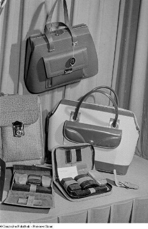 Ausstellungsstand mit Taschen