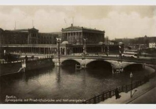 Postkarte mit Ansicht von der Friedrichsbrücke auf die Kolonnaden, die Nationalgalerie und das Neue Museum