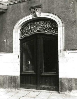 Dresden-Strehlen, Mary-Krebs-Straße 2. Wohnhaus. 1911. Portal