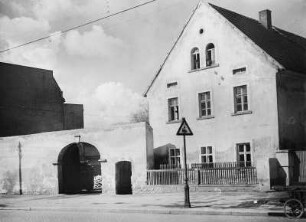 Coswig. Gut von Gründels Erben (Gutsbesitzer Friedrich Gotthelf Gründel und Ehefrau Amalie Christiane geb. Tauche), Gehöft mit Toranlage (Dresdner Straße?)