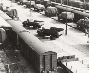 Verladung von Militärtechnik der 1. Gardepanzerarmee im Güterbahnhof Dresden-Neustadt. Lastkraftwagen fahren von der Seitenrampe auf Flachwagen : Dresden-Neustadt. Verladung von Militärtechnik der 1. Gardepanzerarmee im Güterbahnhof Dresden-Neustadt. Lastkraftwagen fahren von der Seitenrampe auf Flachwagen
