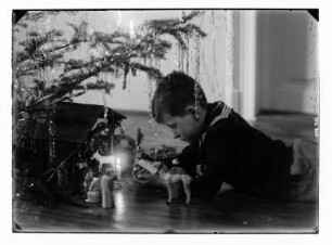 Der Sohn der Fotografin unter dem Weihnachtsbaum