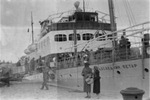 Schiff : Schiff am Kai in einem Hafen.