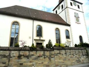 Ansicht von Süden mit Kirche (Gotischer Chortum mit Sonnenuhr-Langhaus Barock erneuert) über Kirchhofmauer