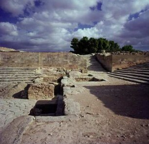 Phaistos. Minoischer Palast. Theaterstufen und Treppenläufe über dem Westhof