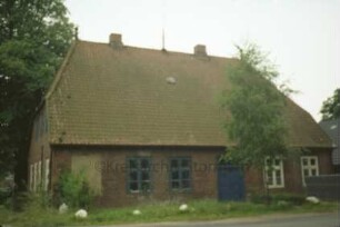 Allee 25: Alte Schule: traufständige Straßenfront mit Eingangstür