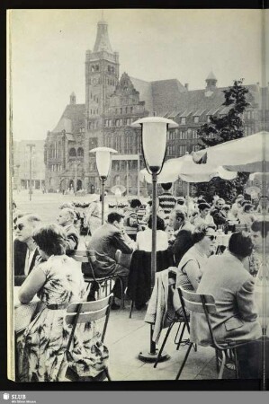 57 Karl-Marx-Stadt. Auf der Terrasse des neuerbauten Cafés »Roter Turm«. Im Hintergrund das Rathaus