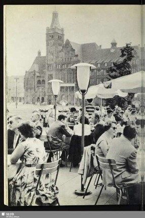 57 Karl-Marx-Stadt. Auf der Terrasse des neuerbauten Cafés »Roter Turm«. Im Hintergrund das Rathaus