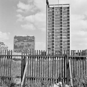 Kochstraße in Kreuzberg. Blick zum Springer-Hochhaus