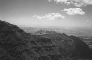 Ausblick vom Nordgipfel : Panoramablick vom Nordgipfel des Gara Muleta-Gebirges gegen Westen. Zu sehen ist der Abfall des Hauptgipfels.