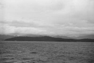 Sumatra-Westküste zwischen Indrapura und Padang : Blick vom Meer auf eine Küstenlandschaft
