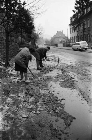 Gefrieren von Spülwasser in der noch nicht kanalisierten Badener Straße.