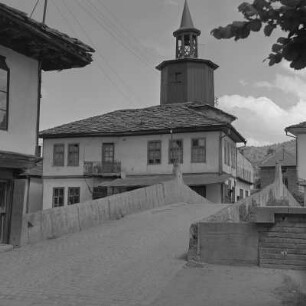 Die bulgarische Kleinstadt Trjawna an den nördlichen Hängen des Balkangebirges liegend. Der Uhrturm von 1814 im Stadtzentrum