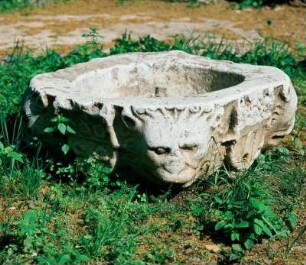 Chaniá, venezianische Brunnenschale im Hof des Archäologischen Museums