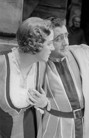 Szenenbilder aus der Oper "Die Meistersinger von Nürnberg" von Richard Wagner an der Deutschen Staatsoper Berlin. Dezember 1948 : Szene mit Tiana Lemnitz als Eva