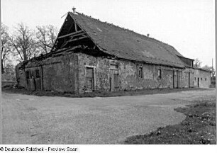 Klipphausen-Scharfenberg (ehem. Scharfenberg-?). Desolates Wirtschaftsgebäude (19. Jh.)