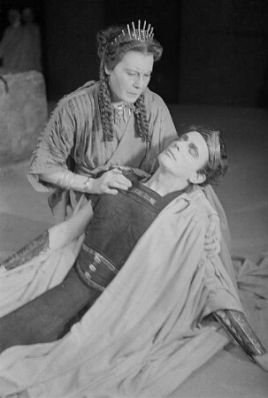 Szenenbilder aus dem Stück "König Oedipus" von Sophokles am Deutschen Theater Berlin : Szene mit Gerda Müller als Königin Iokaste und Gustaf Gründgens als König Oedipus