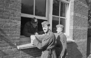 Zweiter Weltkrieg. Niederlande unter deutscher Besatzung. Drei deutsche Wehrmachtsangehörige an einem Fenster (wohl bei Den Haag)