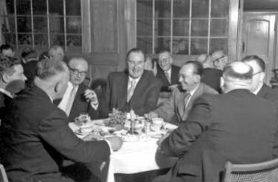 Glotterbad: Kurhaus; Gruppe am Tisch