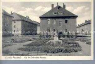 Ansichtspostkarte eines Wehrmachtssoldaten an seine Eltern aus der Kaserne in Küstrin - Familienkonvolut