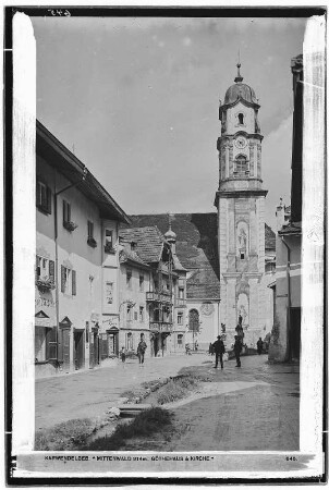 Karwendelgebirge. Mittenwald (914 Meter). Goethehaus und Kirche