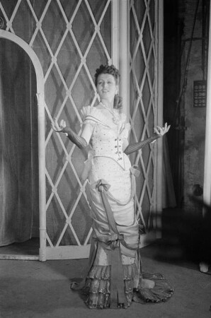 Szenenbilder aus der Operette "Die lustige Witwe" von Franz Lehár am Metropol-Theater Berlin