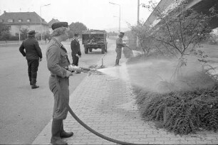 Bewässerung der Grünbepflanzung in Rüppurr durch die Freiwillige Feuerwehr Rüppurr