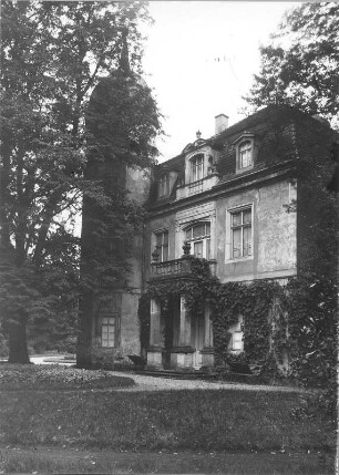 Schloß Hermsdorf bei Dresden (um 1570, Umbau M. 17. Jh. und 1729/1732; G. Bähr; 1758 Aufstockung Ecktürme; Parkanlagen um 1730 und 1764). Gartenfassade Südseite mit Eckturm und Altan. Fotografie von U. Richter, um 1925
