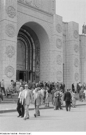 Besucher der Leipziger Herbstmesse 1954 vor dem sowjetischen Pavillon
