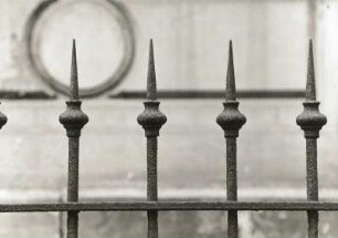 Dresden-Neustadt, Louis-Braille-Straße 1. Wohnhaus (1873). Detail der Einfriedung