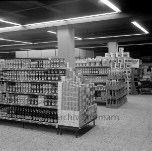 Käselau: Kaufhaus: Bahnhofstraße: vor Eröffnung am 23. November 1972: Innenansicht: Regale mit Konfitüren
