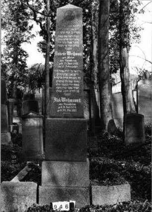 Grabstein 946 (Index: 99802630) Material: polierter Granit Zustand: sehr gut Maße HxBxT: 305x58x47 cm Beschreibung: mehrfach getreppter Sockel, Obelisk Symbolik: Priesterwaschgeschirr Besonderheit: Endreim: Grabstein 946