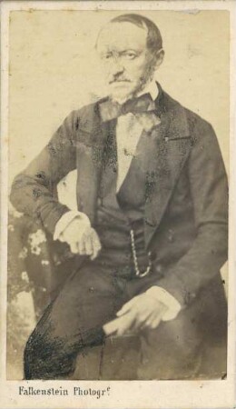 Fotografie eines sitzenden Herren