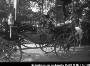 Einzug des Herzogs Ernst August zu Braunschweig-Lüneburg in Wolfenbüttel Enthält: Der Herzog und Herzogin Viktoria Luise zu Braunschweig-Lüneburg in einer Kutsche