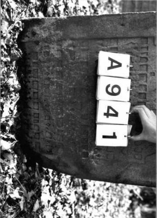 Grabstein 941 (Index: 99902478) Material: Sandstein Zustand: eingesunken Maße HxBxT: 105x67x12 cm Besonderheit: kulturhistorisch wertvoll / künstl.-formale Gründe: Grabstein 941A