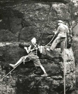 Sächsische Schweiz. Affensteine, Hauptdrilling. Seilschaft G. Walpert am Dietrich-Weg (VIIIa)