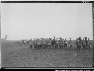 Geländeübung des Feld-Artillerie-Regiments Nr. 46 Enthält: Platte 16, Gruppenaufnahme von Soldaten mit Pferden