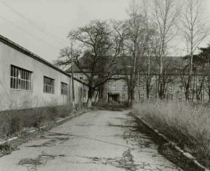 Dresden-Neustadt, Tannenstraße / östlich Hans-Oster-Straße. Ehemalige Kaserne der Sowjetarmee. Rückseite einer Fahrzeug- oder Lagerhalle und Dienstgebäude