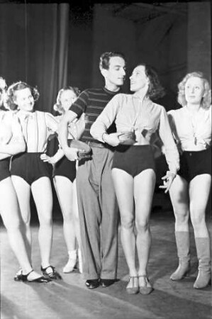 Plaza: Plaza-Girls proben; Beck und Girls in Reihe; Ausschnitt