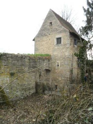 Stadtbefestigung-Ansicht im Ostnordosten-Rechteckiger Wehrturm (eingestellt-im 19 Jh zur Wohnung umgebaut) mit erhaltener Schlüsselloch-Schießscharte sowie Stadtmauer (Wehrgang abg von Südosten