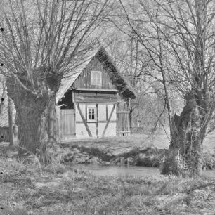 Strohgedecktes Blockhaus in Burg-Kauper. : Ze słomu skryte kładźity twar statoka w Kupaŕskich Bórkowach.