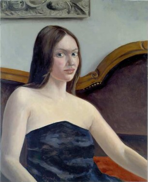 Lena vor dem braunen Sofa