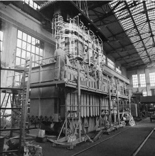Dresden-Übigau, Overbeckstraße 48. VEB Transformatoren- und Röntgenwerk Dresden. Transformatorenwerk. Arbeiter beim Einbau des Aktivteiles in den Kessel