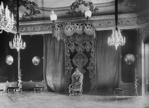 Residenzschloss Dresden, Eckparadesaal der Paraderäume : Dresden, Residenzschloss, Westflügel. Eckparadesaal der Paraderäume, Ansicht mit Thron