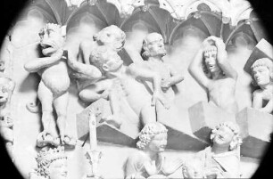 Freiburg: Ausschnitte Figuren im Tympanon des Münsters