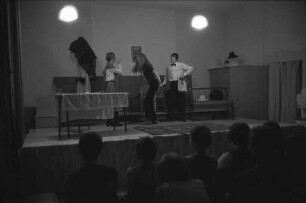 Aufführung eines selbst erfundenen, improvisierten Theaterstücks von Schülern des Markgrafengymnasiums