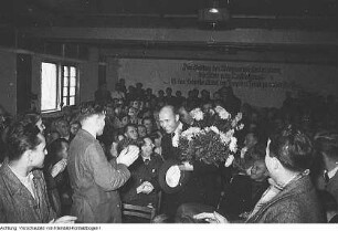 Zwickau, Pressefahrt, Schnelldreher im Werk "Krasny Exkavator", u.a., 1951